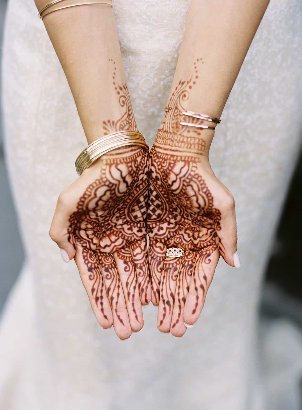 henna on bride's hands