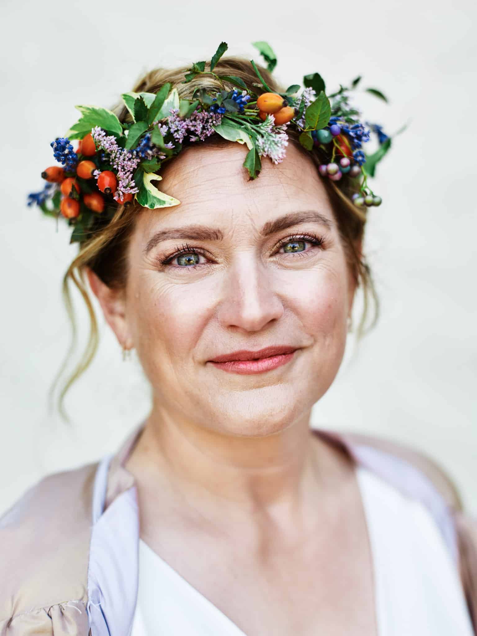 bride with a rosehip flower crown
